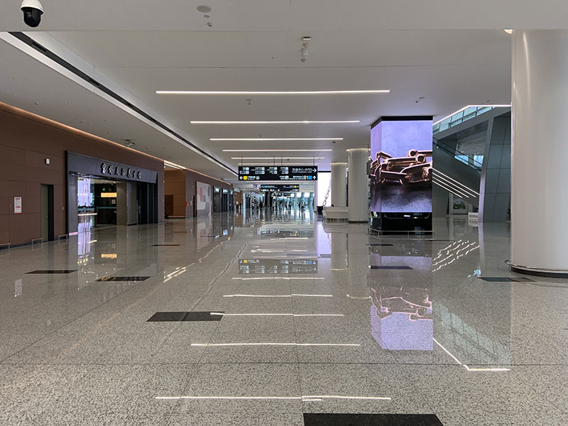pilllar-LED-screen-in-airport