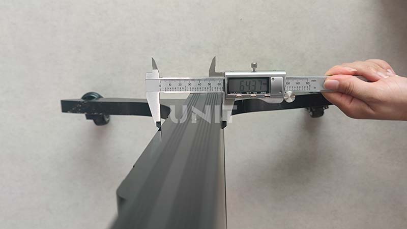 LC70 led display poster-thickness